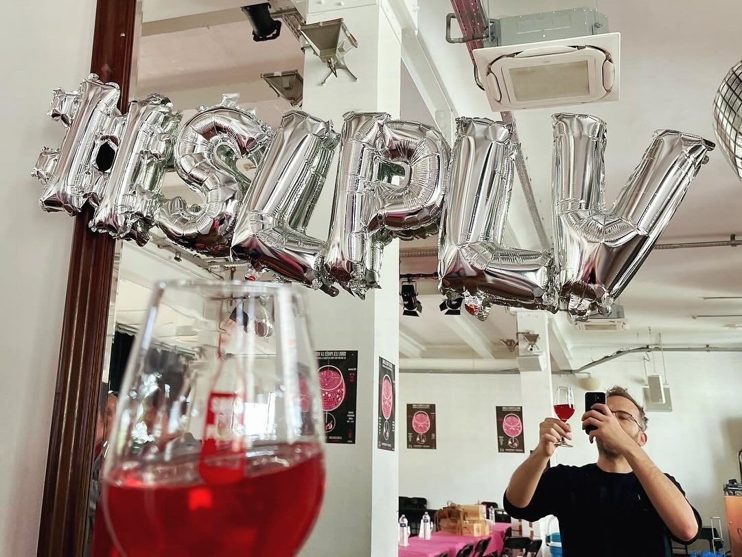 🍷❤️‍🔥 Ça c’était hier à Sous les pavés la vigne et la joie… Et on remet ça aujourd’hui depuis 11h et jusqu’à 19h ! Les malins viendront tôt pour éviter l’affluence et profiter au mieux du salon.

En bonus : le match de « catch-vistes » à 15h 👹

🎟️ ypl.me/v7k #slplv