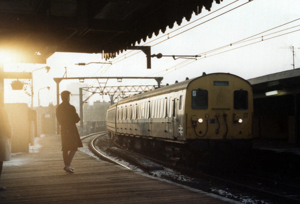 ON THIS DAY: 37 years ago, Stepney East station was renamed Limehouse, in advance of DLR opening later that year, which reopened the abandoned 1840 platforms here towards Blackwall. Wonderfully evocative 1986 image by Chris Firth flic.kr/p/2iespZp