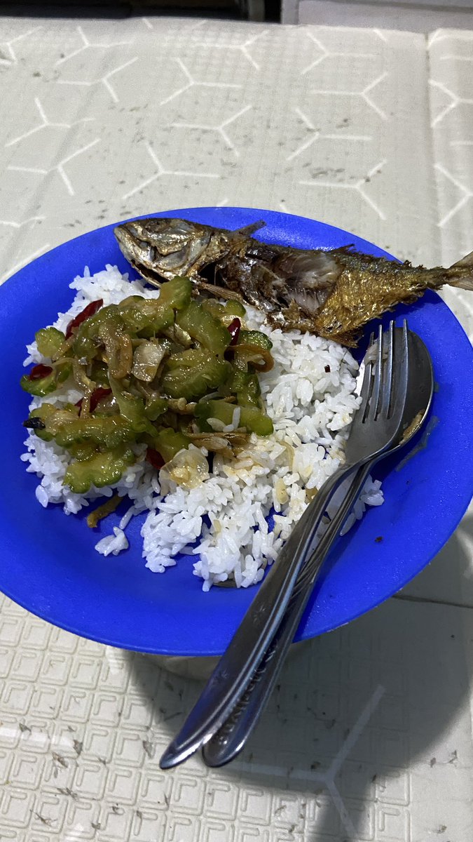 Tiba tiba kangen makan pare, liat ke warung sebelah masih ada . Langsung eksekusi Alhamdulillah nikmatnyaaa