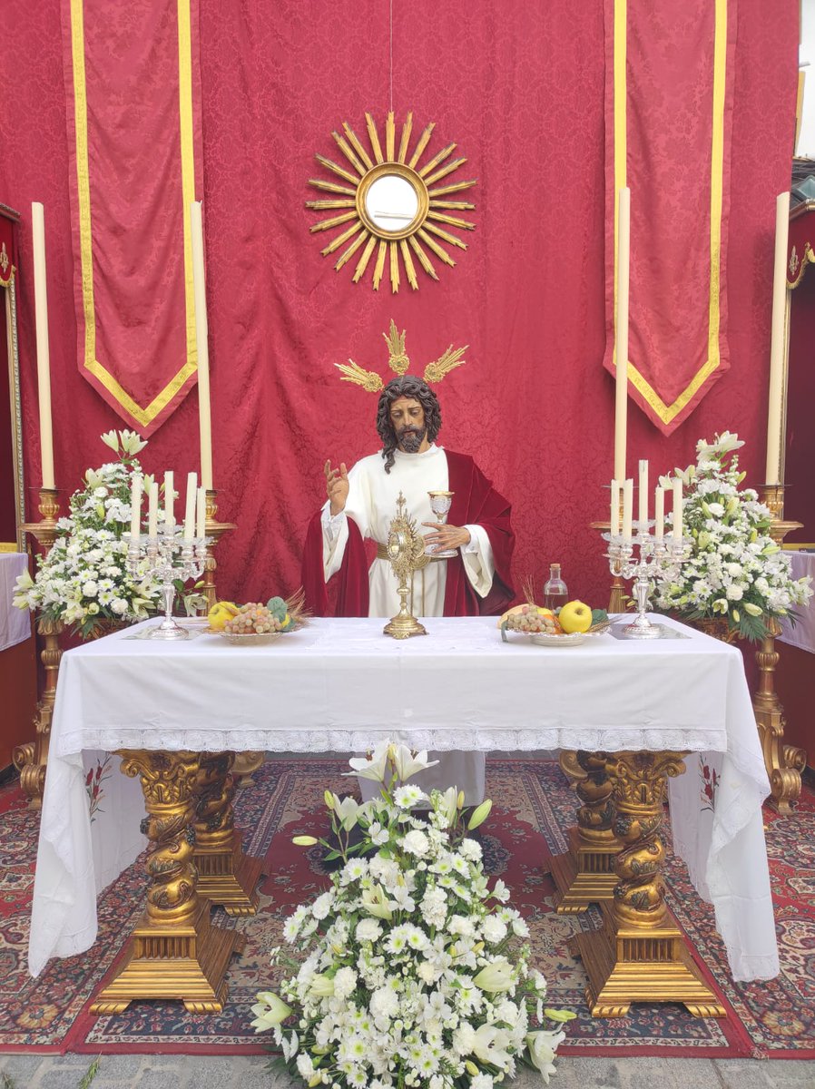Nuestra Hermandad ha preparado este altar para recibir al Santísimo Sacramento en Santa Marina, en la procesión de enfermos e impedidos de nuestra Parroquia de San Julián.

#Resucito24 #SantisimoSacramento #Sevilla #TDSCofrade