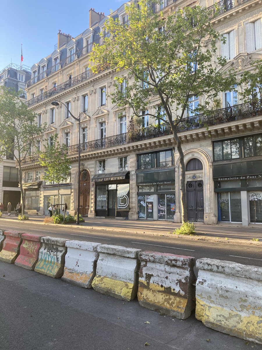 ⁦<a href="/saccageparis/">#saccageparis</a>⁩ Nouvelle banquette de ciment t  tout du long des quais à Pont Neuf. C’était une des plus jolies promenades à Paris. Les bus ne peuvent plus ni emprunter leur couloir ni déposer de passagers. Une aberration destruction de plus