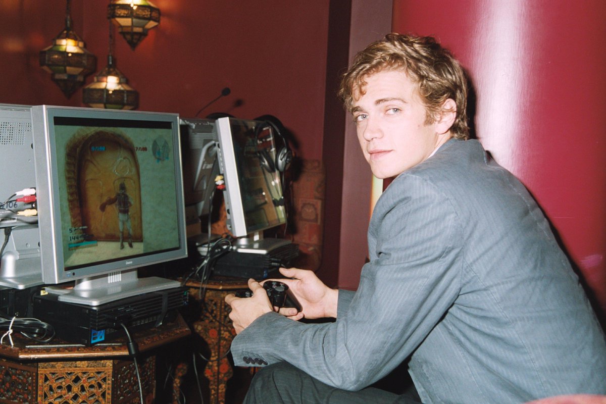 Hayden Christensen, PS2 oynuyor 🫠