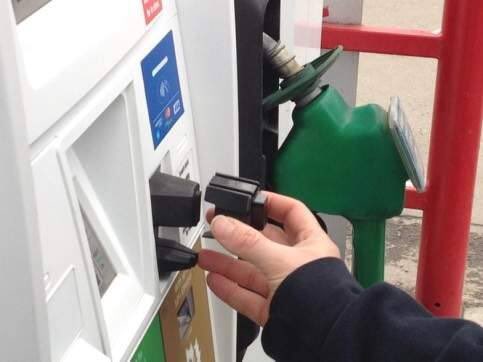 🚨Breaking meows:
Beware of gas pump card skimmers! These sneaky devices steal your credit card data without you even realizing it. Stay vigilant and pay inside when possible to protect your financial information. #CreditCardFraud #GasPumpSkimmers #ProtectYourself