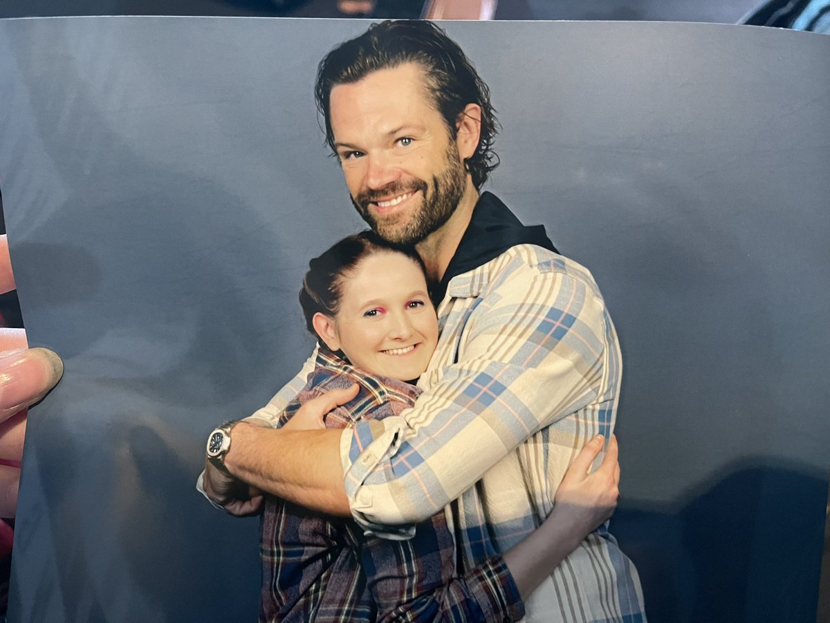 Screaming crying throwing up. I’ve waited 6 years for another Jared hug I cried immediately after 🥹🏳️‍🌈
Thank you @jarpad see you at DLC6
#LPCC #LiverpoolComicCon #jarpad