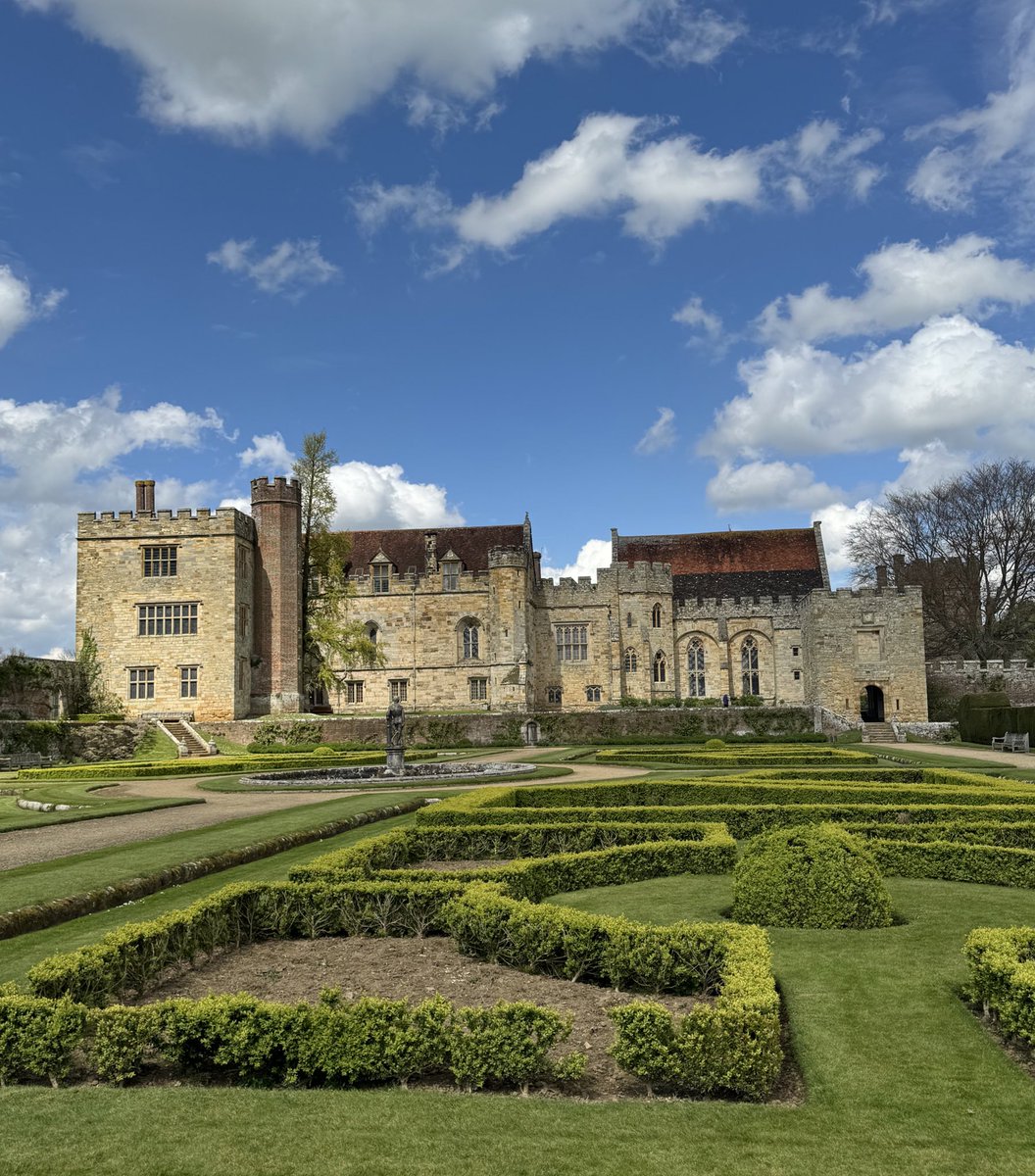 Visited Penshurst Place medieval Manor House in Kent, bringing back wonderful memories of our very much missed boy Dermot filming there five years ago for a Henry VIII docudrama🐺❤️
#IrishWolfhound #dogs #DogsofX