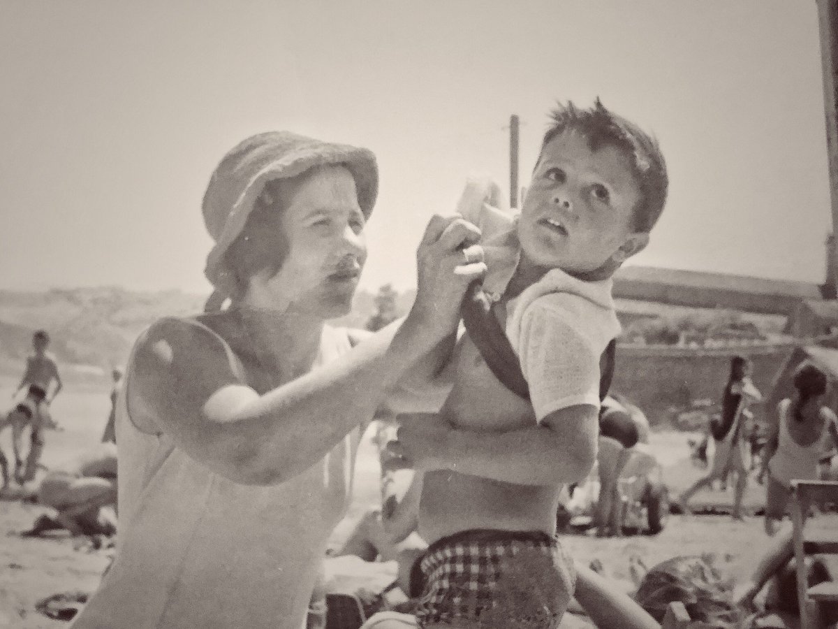 Feliz día a todas las madres, pero especialmente a la que sacudía la arena de la playa a un traje de baño siempre húmedo