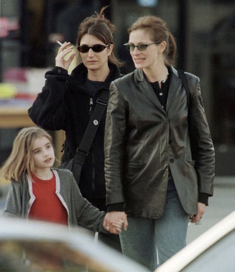 Julia Roberts babysitting her niece Emma Roberts, 1998