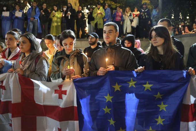 Encore une photo dingue cette nuit. Cette jeunesse de Géorgie ne s'abstient pas pour les Européennes elle, elle arbore le drapeau européen pour se protéger de Poutine. Photo @GAMZIRI24