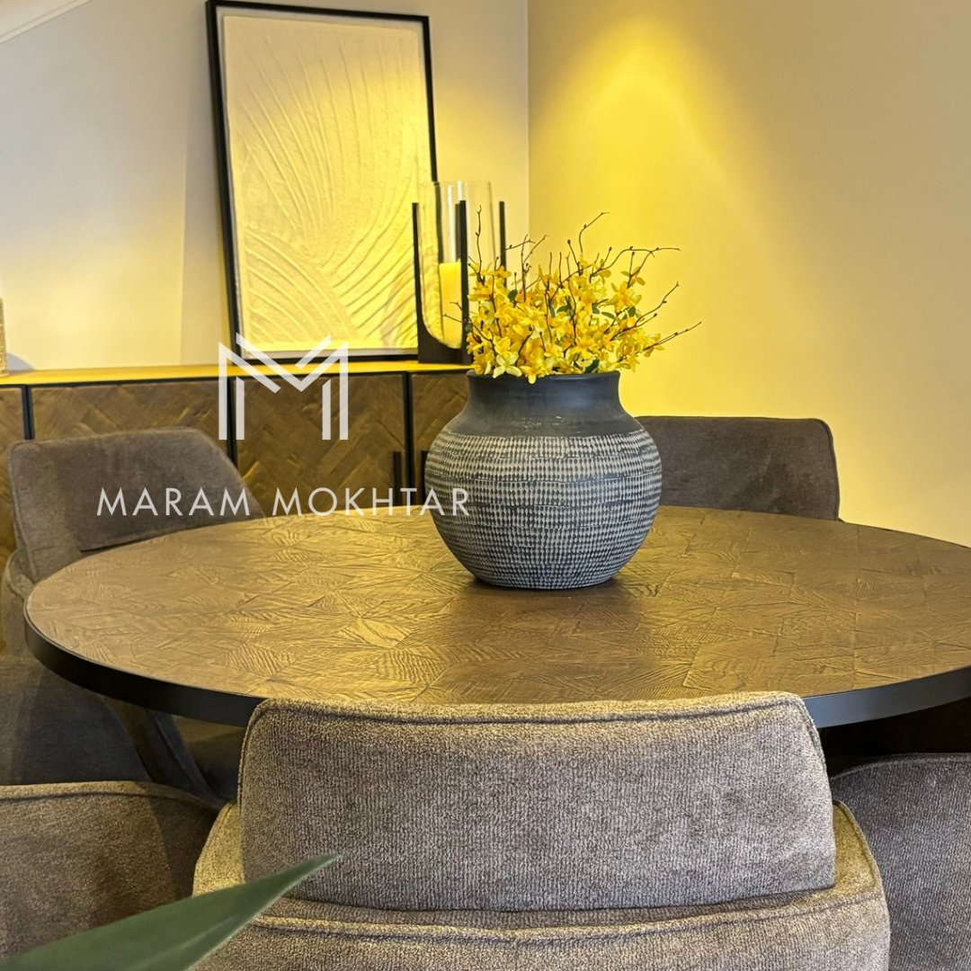 مساحات تحكي قصتك 
من أعمالنا بالتأثيث , طاولة طعام عائلية بخامات دافئة

احجز استشارتك الآن مع فريقنا 
0558308838
info@marammokhtar.com