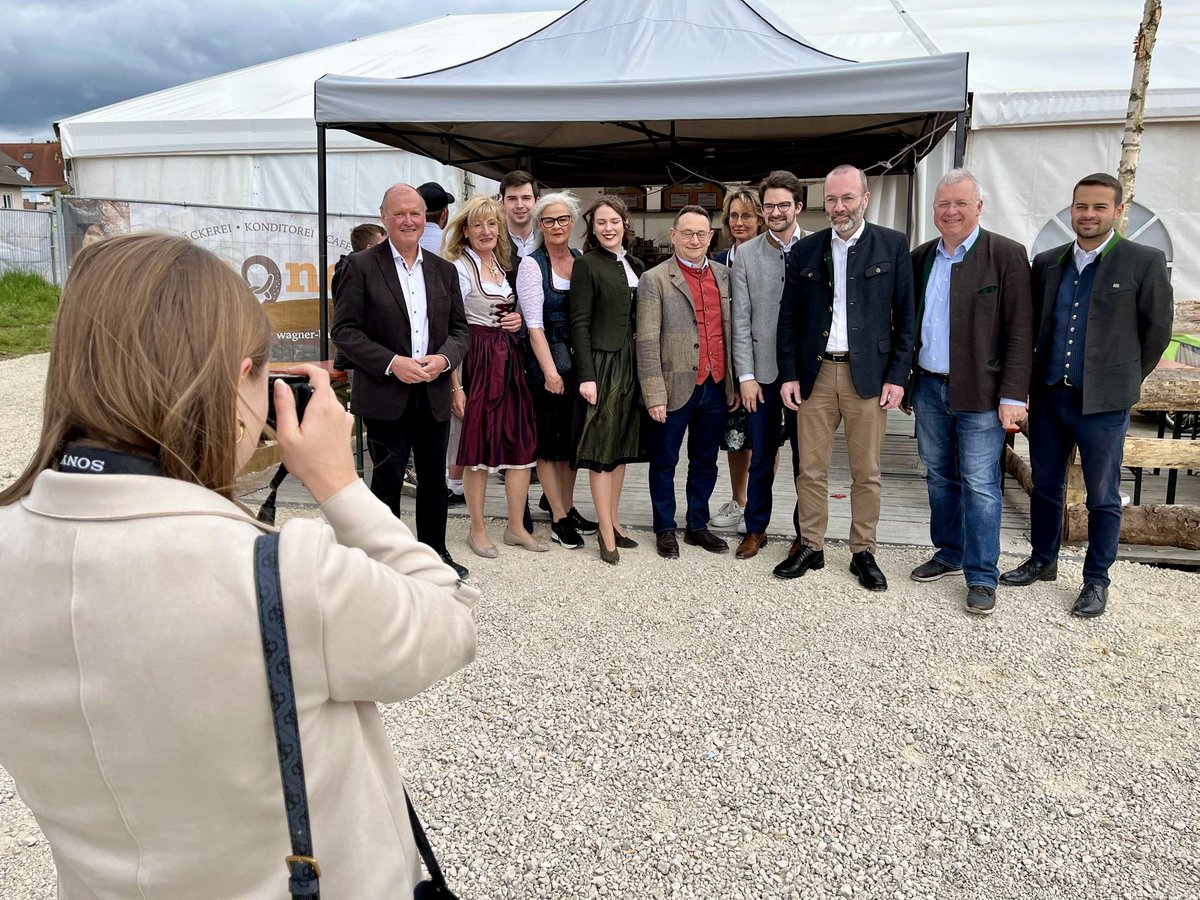 In der Heimat der jüngsten CSU-Europakandidatin Annemarie Jung: Politischer Frühschoppen auf dem Volksfest #Wertingen auf Einladung von Manuel Knoll, @UlrichLange und @MarkusFerber. Volles Haus, tolle Stimmung. #WebervorOrt