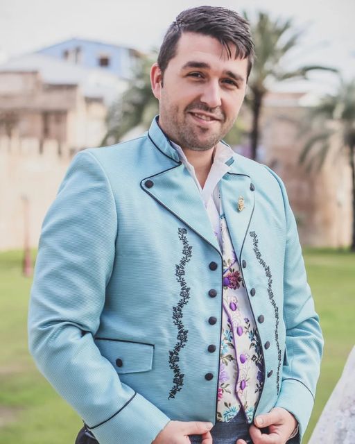 Dos anys plens de somriures, moments bons, no tan bons, però sobretot dos anys en què ens has ensenyat el teu vertader amor per la falla. Junt amb Paula, Javi, Martina, la teua dona Maria Amparo, Neus i Fran has viscut moments inoblidables que esperem guardes al cor. Gràcies Adri