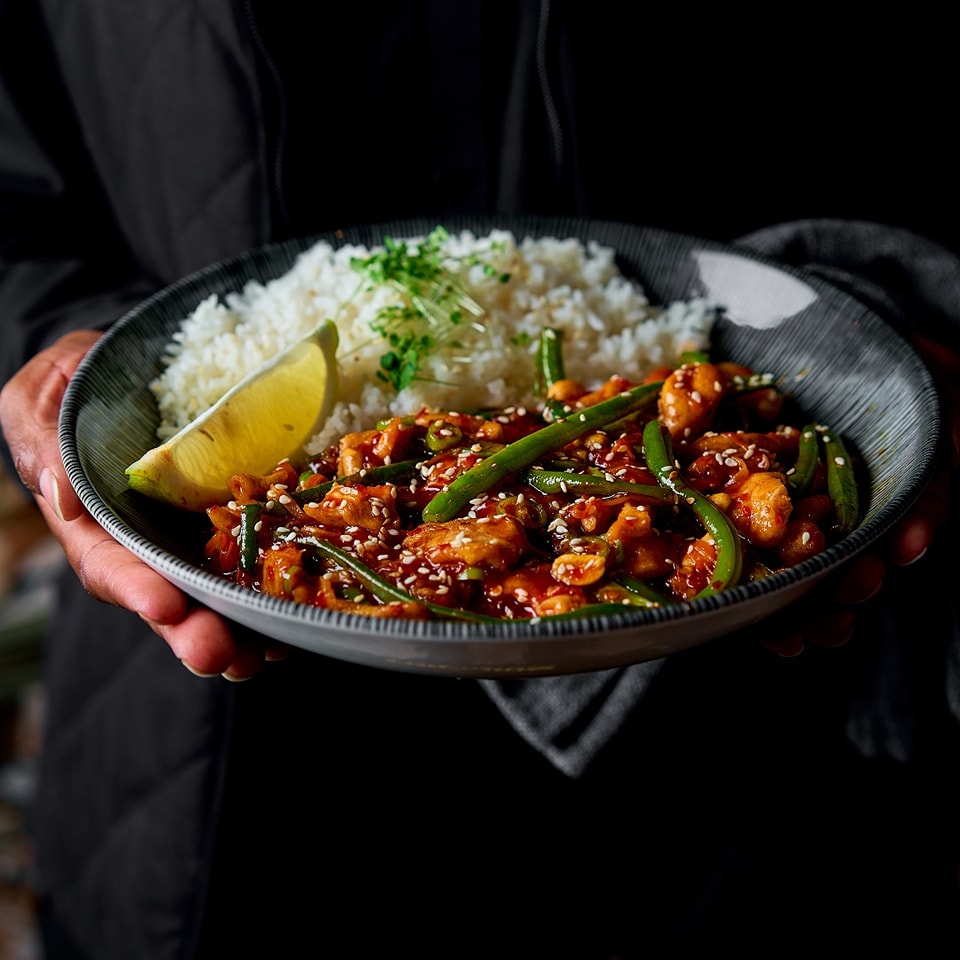 Sunday lunchspiration from @fireroomsa..  Hello, Bang Bang Chicken 😋

Green beans, carrots, chilli, spring onion, roasted peanuts and sesame seeds on a bed of jasmine rice. 

 #MallOfAfrica #Fireroom #SundayLunch #JoziRestaurants