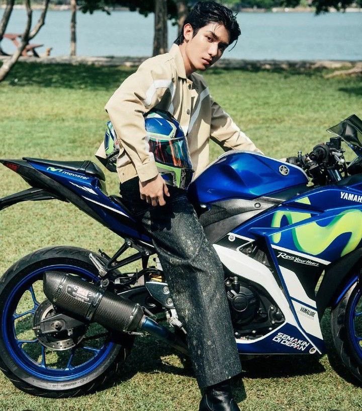 i kinda want to see net in more photoshoots like these (with a superbike, bike jackets) 👀👀👀