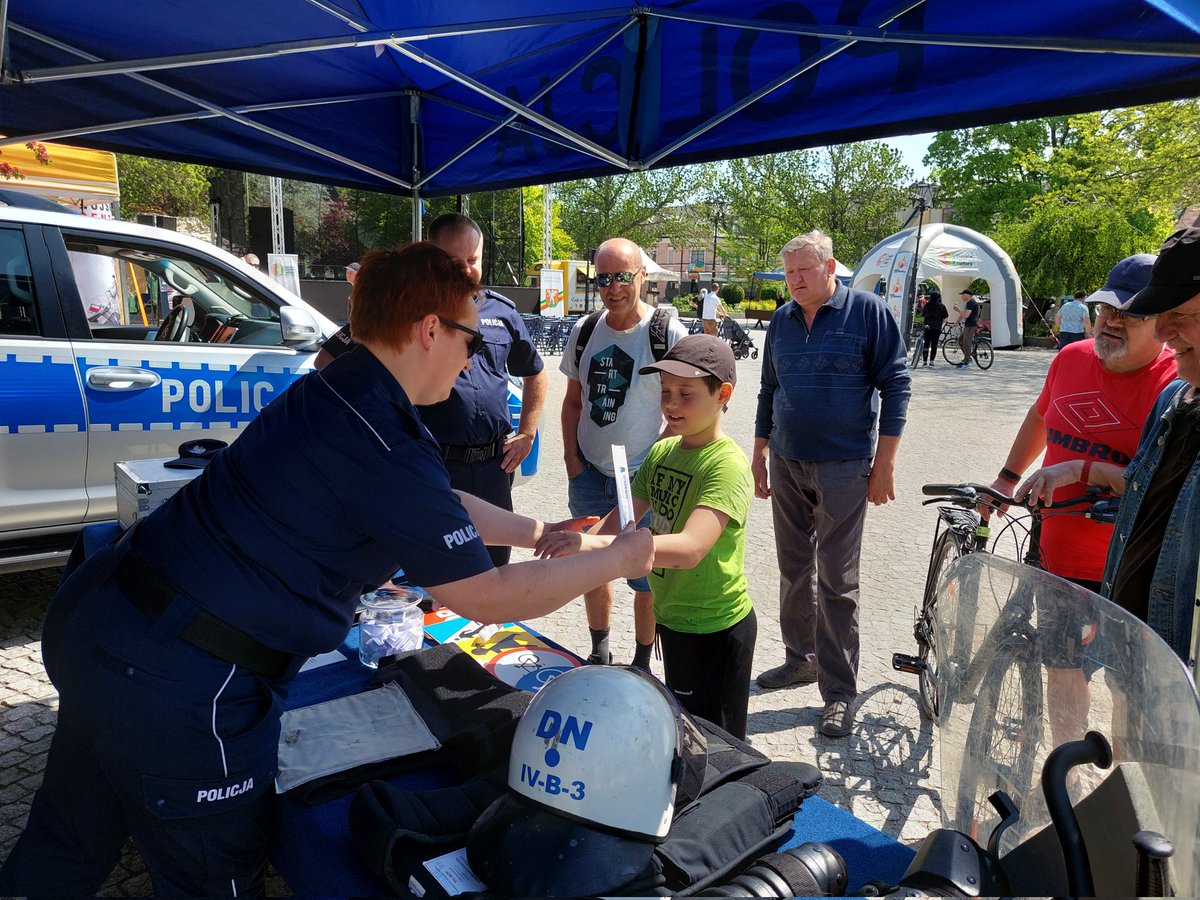 Dzisiaj zapraszamy do naszego stoiska👮‍♀️👮‍♂️ na Placu Wolności w Białej Podlaskiej. Jesteśmy tu i czekamy na Was💙💙💙 Można obejrzeć sprzęt, którym posługują się stróże prawa 🚔 i dowiedzieć się jak zostać jednym z nas😃🤝💪