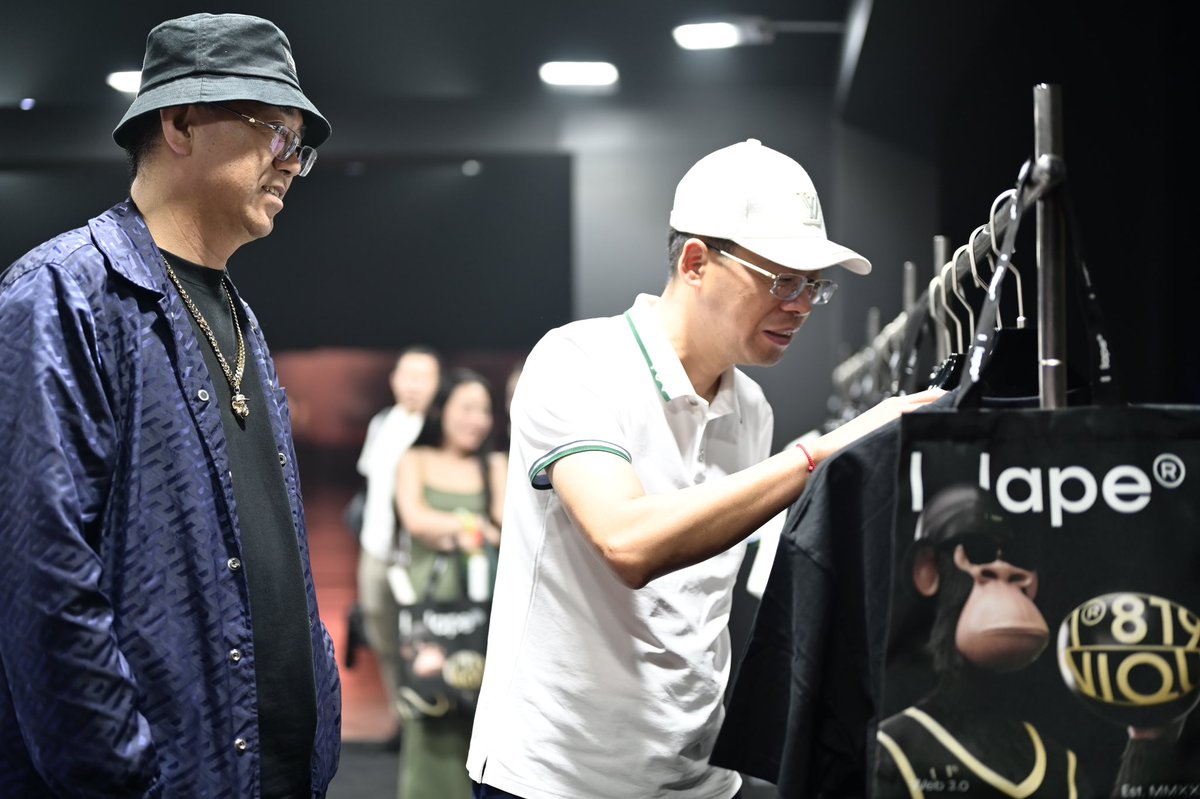 Our CEO @AnderTsui stopped by the B2TS Pop-up! 🫡🔥 Sporting his hape bucket hat & golden hape chain from our exclusive Back to the Streets collection! @fansland_io #Hape #B2TS