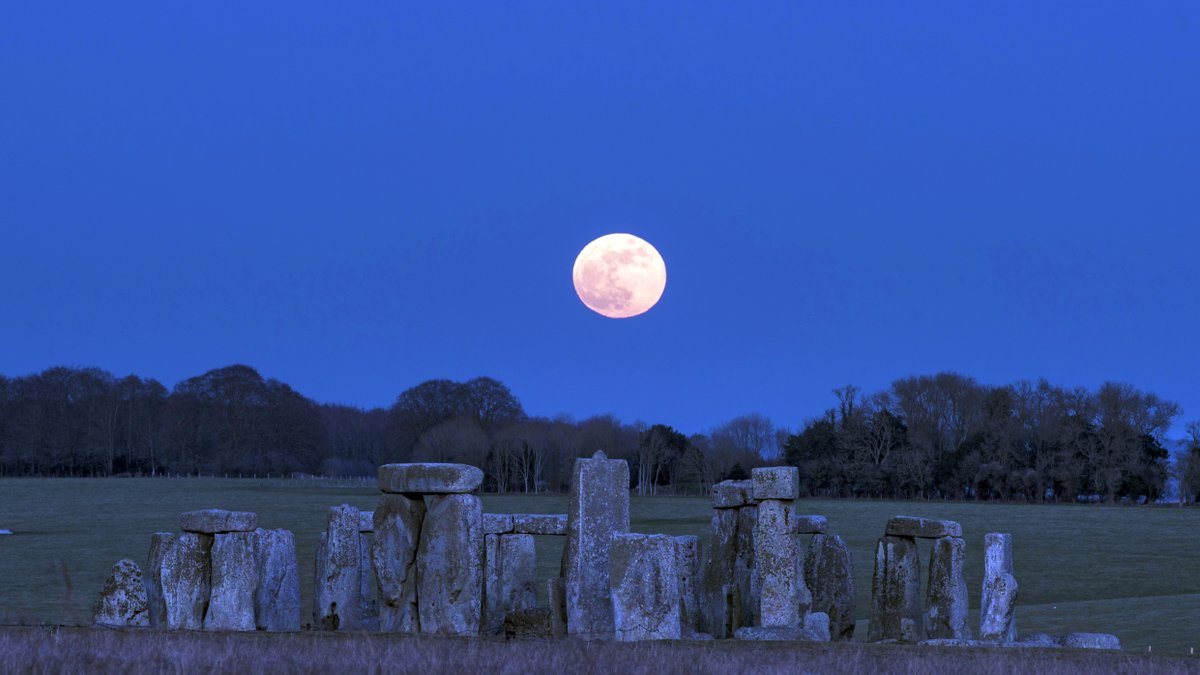 This week’s English Heritage podcast is all about Stonehenge and the Major Lunar Standstill. 🌕 🎧 Could there be a connection between this astronomical phenomenon and the placement of the Station Stones at Stonehenge? Listen here to find out more ➡️ spoti.fi/3Unbn6n