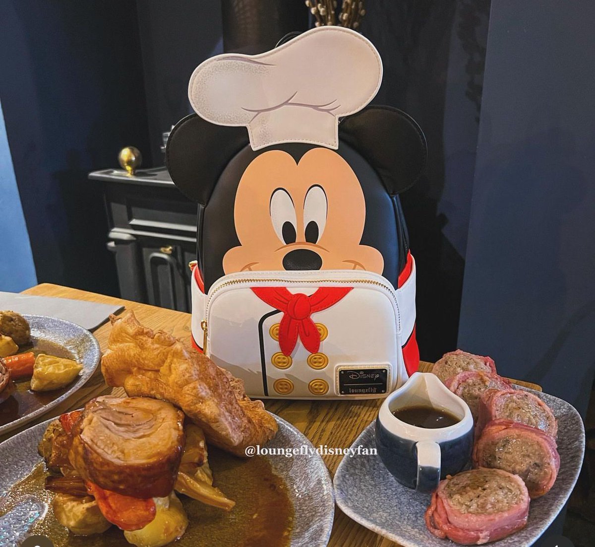 How will you be spending your bank holiday Sunday? 

Be like chef Mickey and treat yourself to a delicious Sunday Roast with all the trimmings 😍

📸 - @loungeflydisneyfan

#sundayroast #bankholiday #hungry #tenterden