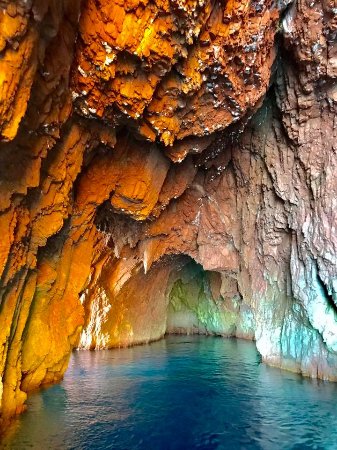 Les calanques de Piana : L'eau embrasse la roche dans une étreinte passionnée créant ses tableaux aux couleurs merveilleuses..