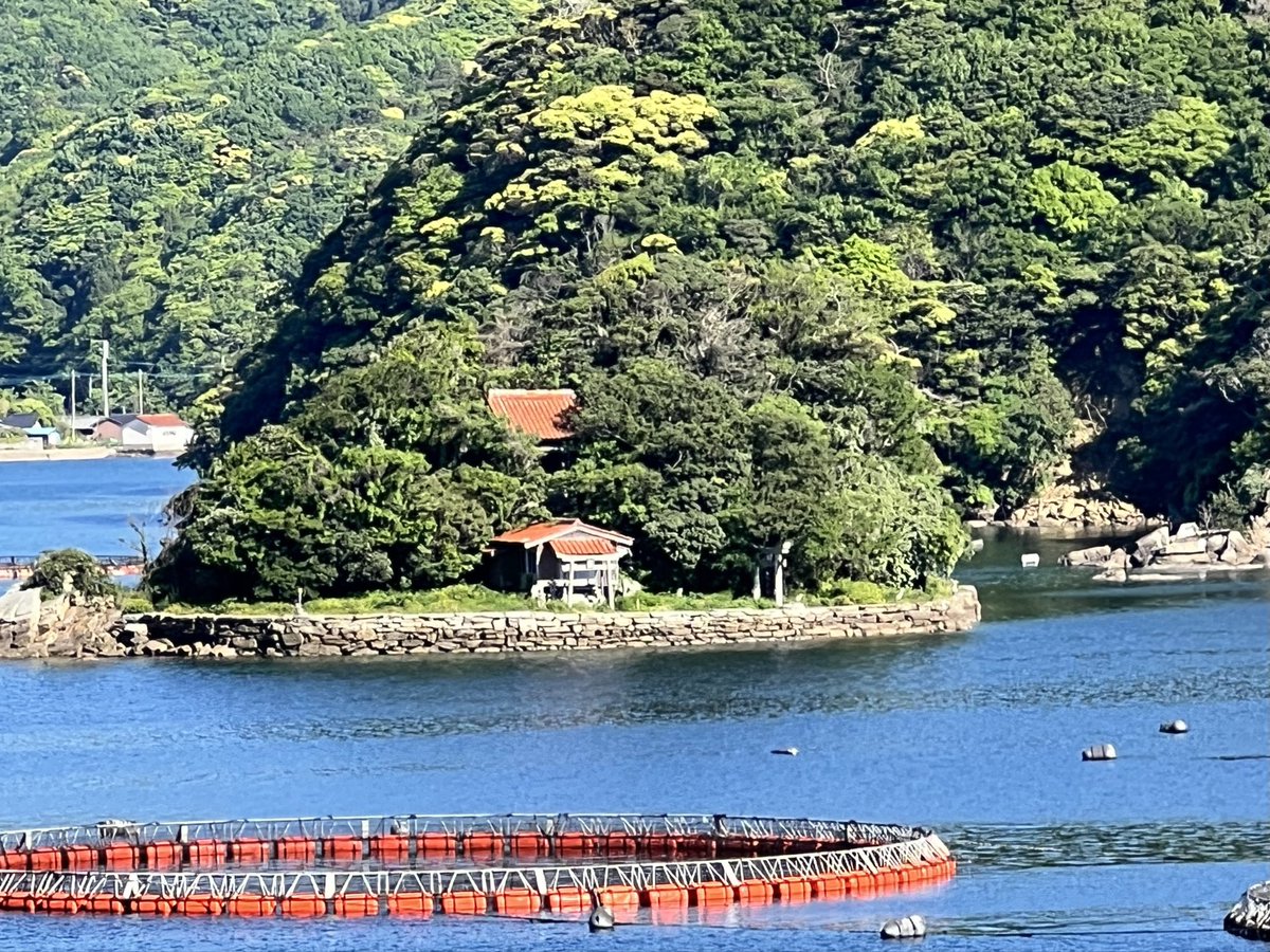 対馬市美津島町今里｜志賀神社

【祭神】磯良海祇

鹿ノ島とも。島全体が神域で祭礼の日しか渡れないという。

隣の経島は天台宗の開祖 最澄が流れ着いたと言われている、と地元の方が言っていた。

安曇も天台宗も滋賀県に縁深い。

時代は異なるが安曇頬垂が遣唐使だったな、と思い出す。