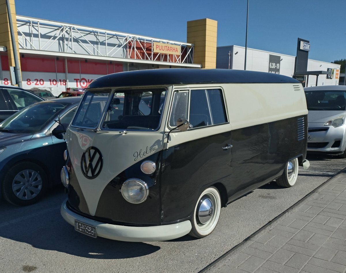 Kävin vaihteeksi autoajelulla ja kaupan pihalla oli tommonen siisti VW Kleinbus junakeula. 

Oli muuten kilpapyöräilijöitä paljon liikkeellä ja ajoivat ajoradalla, vaikka pyörätie meni samaan suuntaan. #pinohimahommat