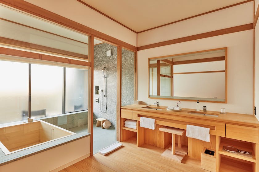 杉や檜の無垢材に包まれる空間✨広島の生口島にある「Azumi Setoda」は明治初期の豪商邸宅を受け継ぐ、建築美と居心地の良さに癒やされるホテル。半径50km以内から調達した食材で作られる夕食は、旅のエネルギーチャージにピッタリ😌銭湯や島ならではのアクティビティも楽しめます。