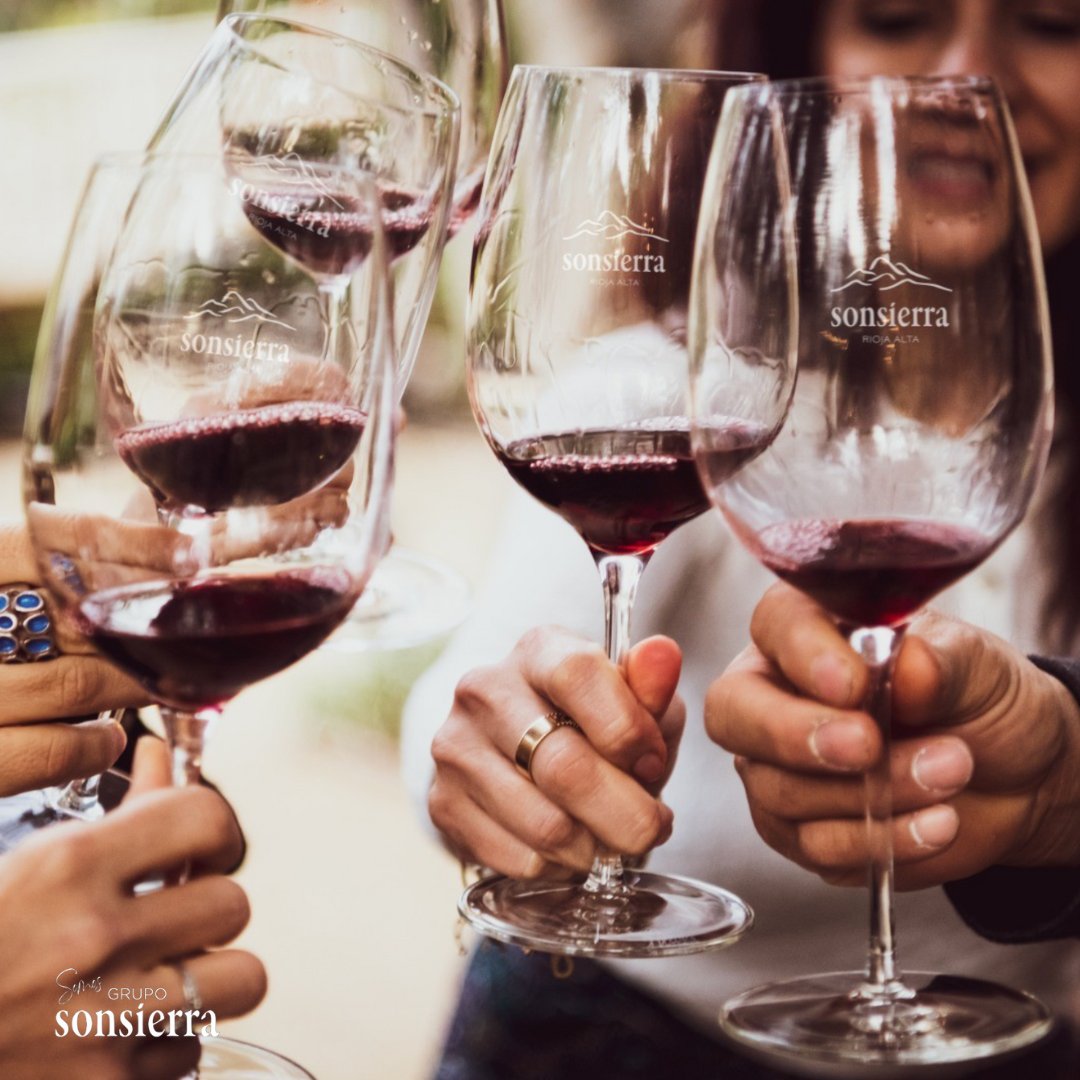 Celebremos con un brindis a las madres maravillosas, fuertes y valientes, que siempre están a nuestro lado dando consejos y con el mejor optimismo. 🍷✨ #díadelamadre Con especial cariño: por las madres en #BodegasSonsierra y de nuestros viticultores, ¡sois lo más!❤️