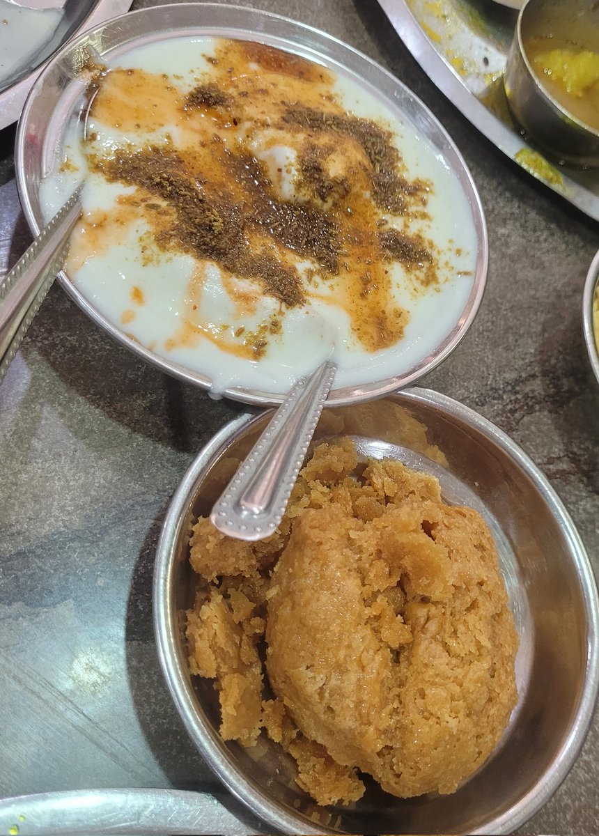 Had insanely large brunch at the famous 'Bholaguru' at #Ujjain thanks to a friend... I'll need at least a rigorous month to shed off all the weight gained on this trip 😬🤤😋👌