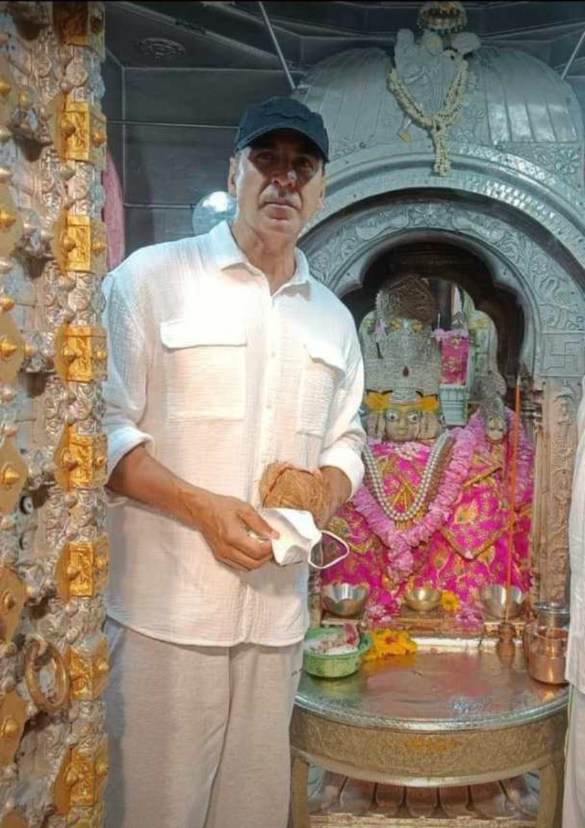 अजमेर पुष्कर में बॉलीवुड सुपरस्टार अक्षय कुमार ने किए ब्रह्मा मंदिर के दर्शन, अक्षय कुमार सुबह 5 बजे पहुंचे मंदिर, मंगला आरती में लिया भाग, मंदिर पुजारी कृष्ण गोपाल वशिष्ठ, वैभव वशिष्ठ ने दुपट्टा पहनाकर किया स्वागत। #JollyLLB3 #ajmer #अजमेर #akshaykumar #BollywoodNews…