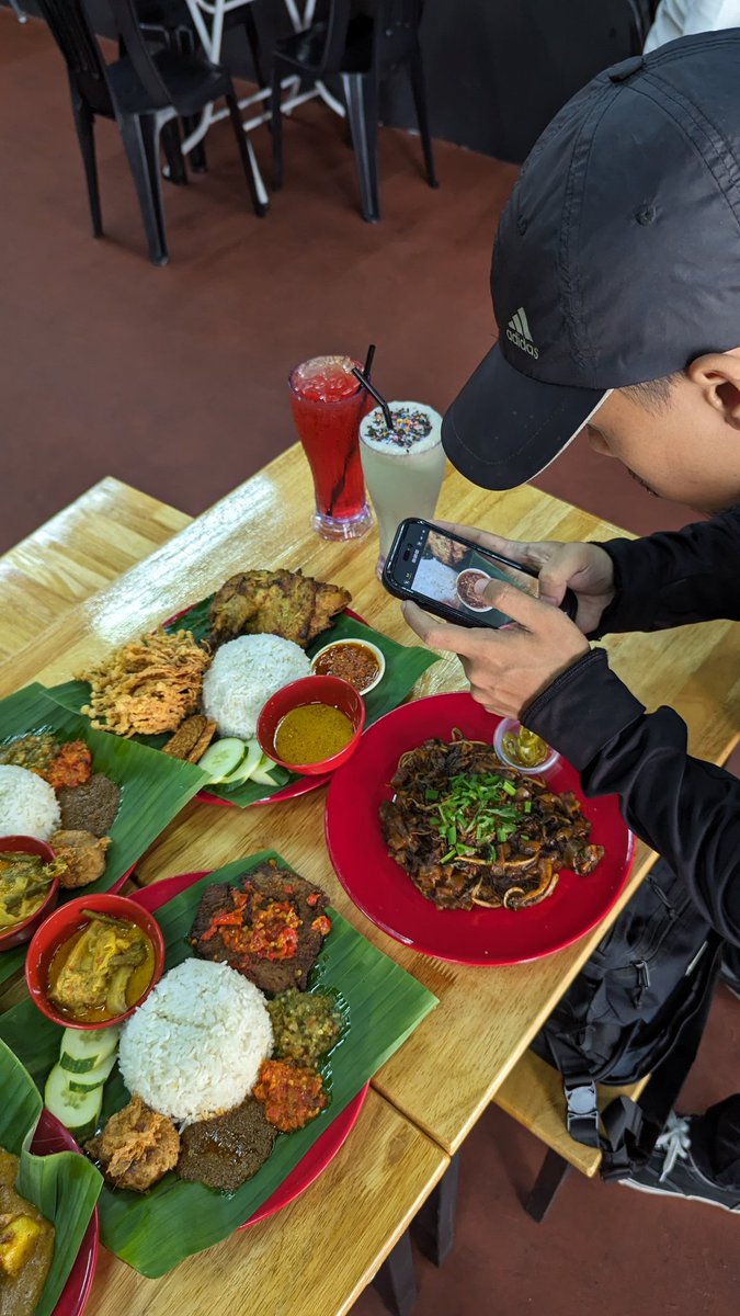 Lahh ada rupanya dekat Ipoh orang jual satay padang dengan nasi kapaw

Lokasi nasi kapaw bukit tinggi meru Ipoh sebaris dgn restoran pokok belacan