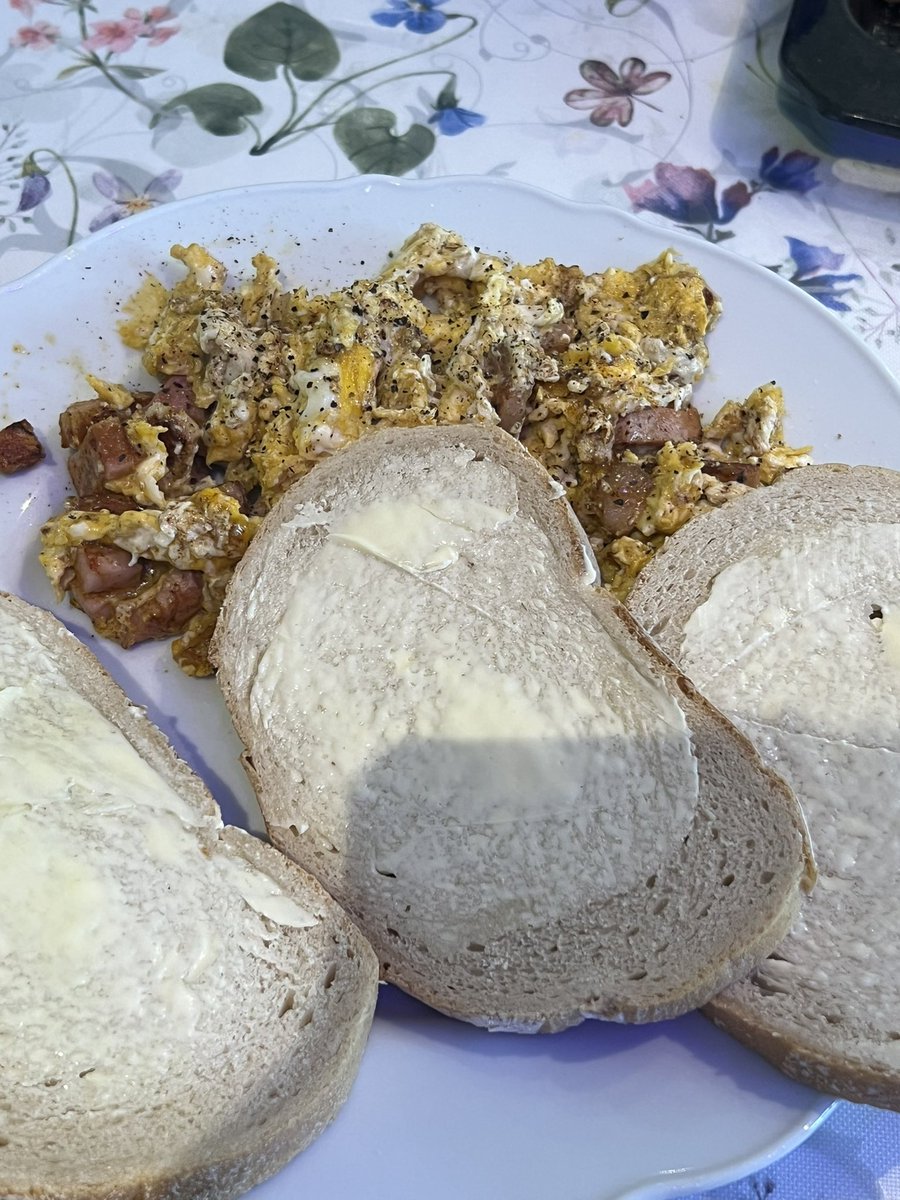 they might not look the most appetising on camera but these were some of the best scrambled eggs of my life… Nothing is gonna beat chorizo scrambled eggs though