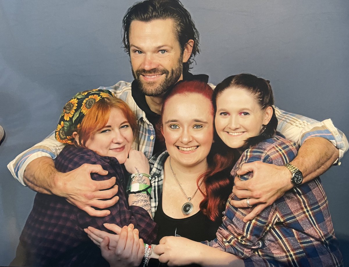 We walked up and asked for a three squish and told us to get in here yall 
@CadetReynolds12 @flamewillowspn 
The chosen family 🥹🩷
#jarpad #lpcc #Liverpoolcomiccon