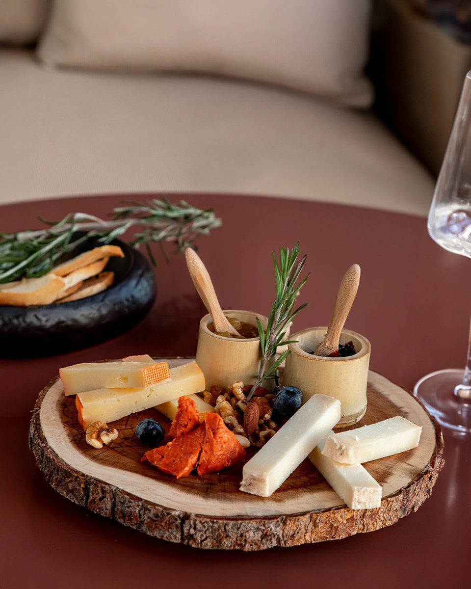 This is an appreciation post for that tiny joy in life known as aperitivo. What's your ultimate vacation go-to aperitivo?🍸✨

#ALifeWellLived #GranMeliá