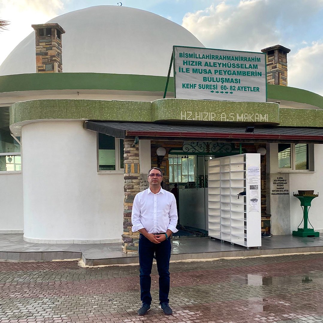 “Yunus Emrem bu dünyada iki kişi kalır derler Meğer Hızır İlyas ola ab-ı hayat içmiş gibi…” Bu gece boz atlı Hızır ile İlyas buluşacak, biri denizden biri karadan gelip, toprağı ve denizleri uyandıracak, baharı başlatacak, üstümüze örtülmüş “kara kışı” bitirecek. Bu gece,…