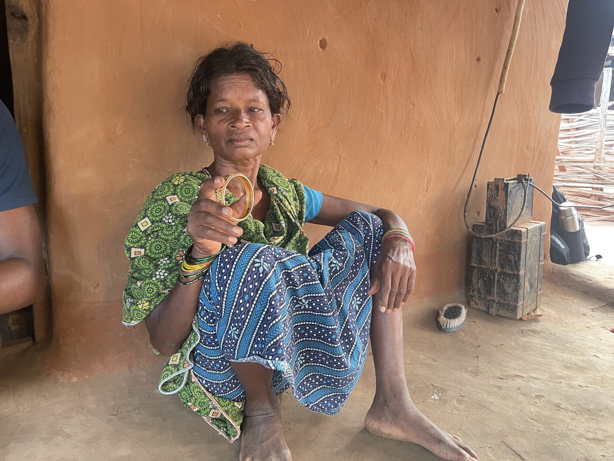 Chattisgarh Maoists killed - 30 April: 7 (2 women). 16 April: 29 (15 women) 2nd April: 13 (3 women). ✌🏿 Pic: Somli Kunjam holding her disabled daughter Kamli’s bangle that was found in the forest, as claimed by police was one among the Maoists killed on 02/04/24. Stay.🧵1/19