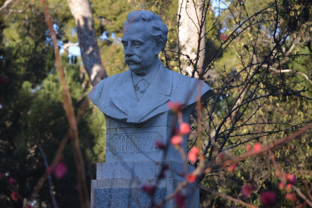 Un día como hoy, de 1846, nacía en Madrid Federico Chueca, autor de zarzuelas como 'La Gran Vía', 'Agua, azucarillos y aguardiente' y 'La alegría de la huerta'. Además de dar nombre a un barrio de Madrid, tiene una estatua en el Retiro desde 1909, obra del escultor Pedro Estany.