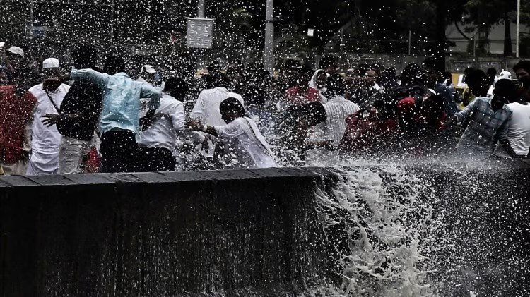 BMC asks citizens to avoid visiting seashore till Sunday night as IMD sounds high tidal waves alert @Indiametdept #HighTide