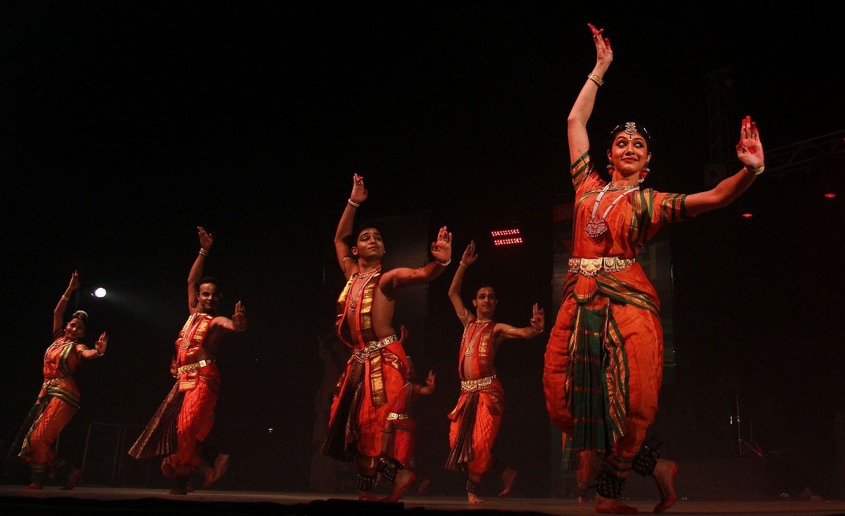 Memandangkan di Selatan tak banyak diganggu oleh kuasa asing, budaya tarian mereka lebih original. Tarian yang popular dalam kalangan masyarakat Selatan seperti Bharatanatyam, Kuchipudi, Kathakali, and Mohiniyattam. 

Banyak sangat perbezaan identiti antara Utara dan Selatan.