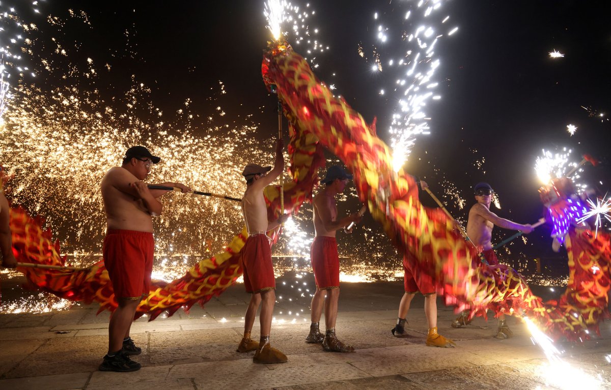 #ChinaCanvas Zaozhuang, Shandong lights up the May Day holiday with its spectacular 'fire dragon' steel flowers show. #CulturalJourney