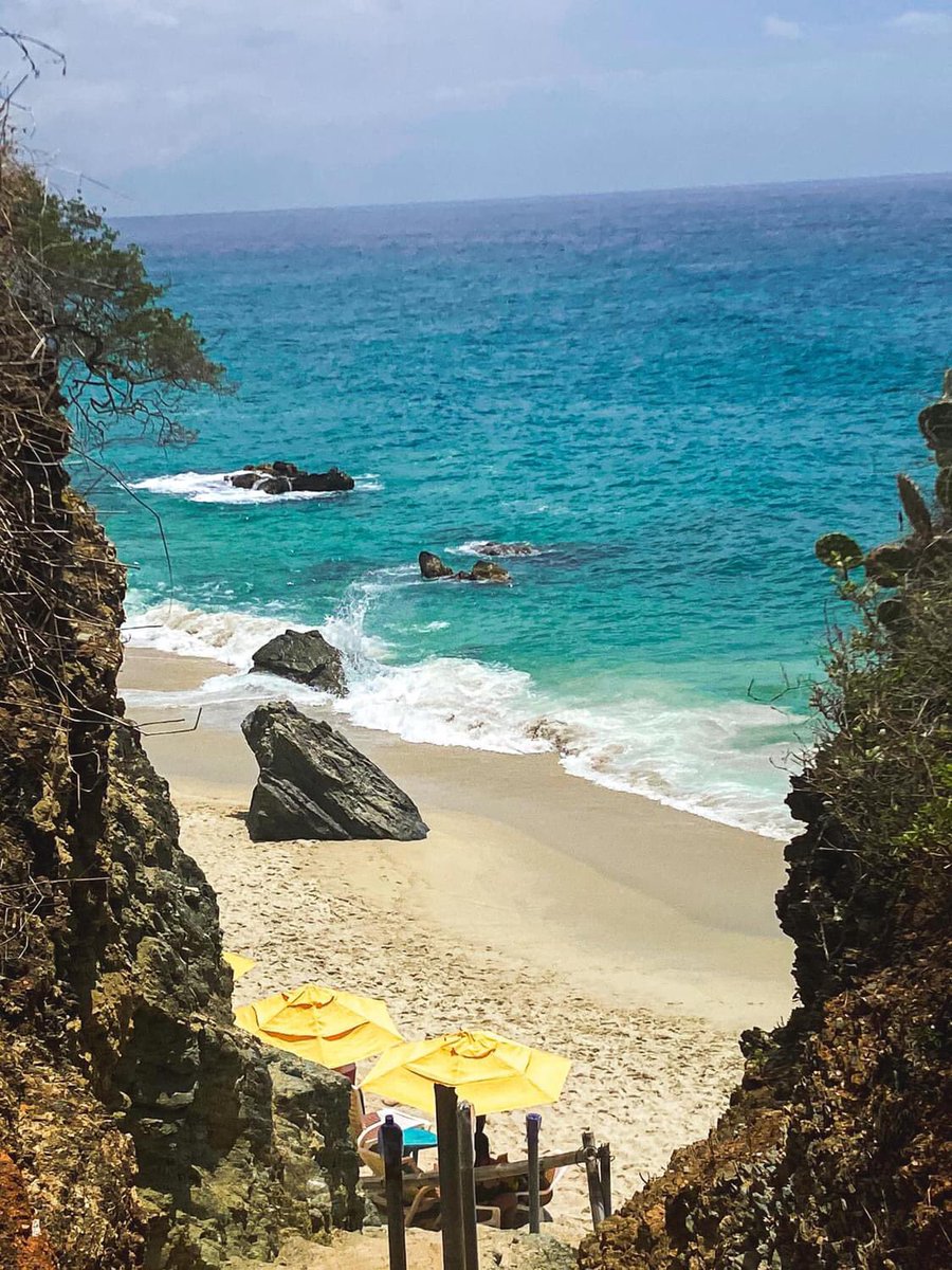 Paradisiaca 
TINIKIJIMA hermosa playa ubicada en Choroni…Edo Aragua VENEZUELA 🇻🇪🇻🇪🇻🇪🇻🇪🇻🇪🇻🇪🇻🇪🇻🇪🇻🇪🇻🇪🇻🇪🇻🇪🇻🇪🇻🇪
Créditos Gleni Rodríguez 
#VenezuelasiempreVenezuela