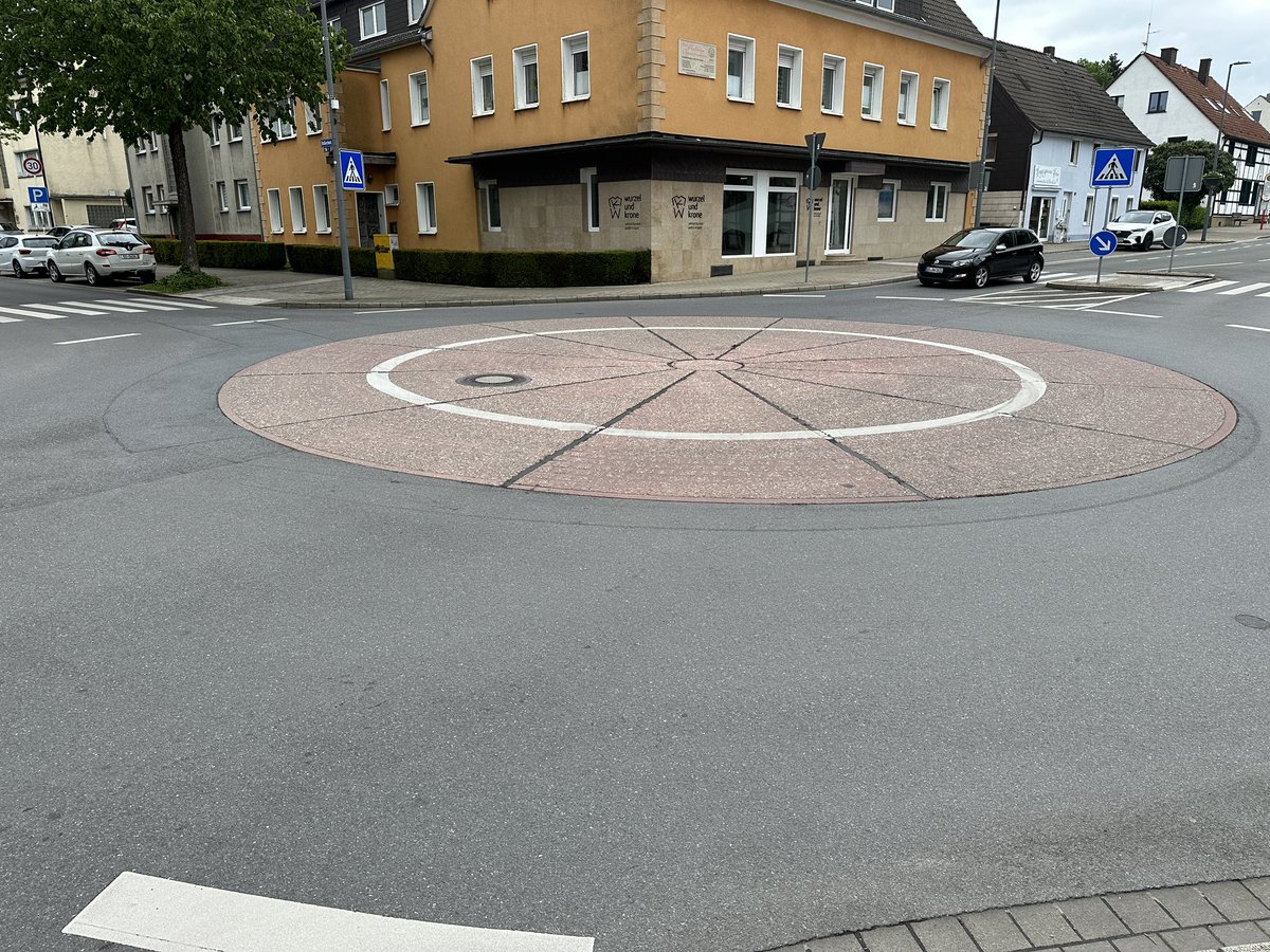 Bin gerade etwas vor der Tür, dies ist übrigens ein Kreisverkehr, quasi ohne richtigen Kreis, aber Blinken beim Geradeausfahren vergessen hat mich schon was gekostet, auch zu frühes Blinken wurde schon berechnet 😎😎