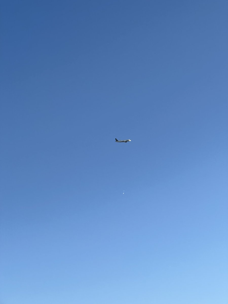 Linda manhã na minha SP e flagrei mais um ato criminoso e irresponsável dos bandidos, um A320 proximo a um balão… já vi 3 baloes no céu esta manhã.