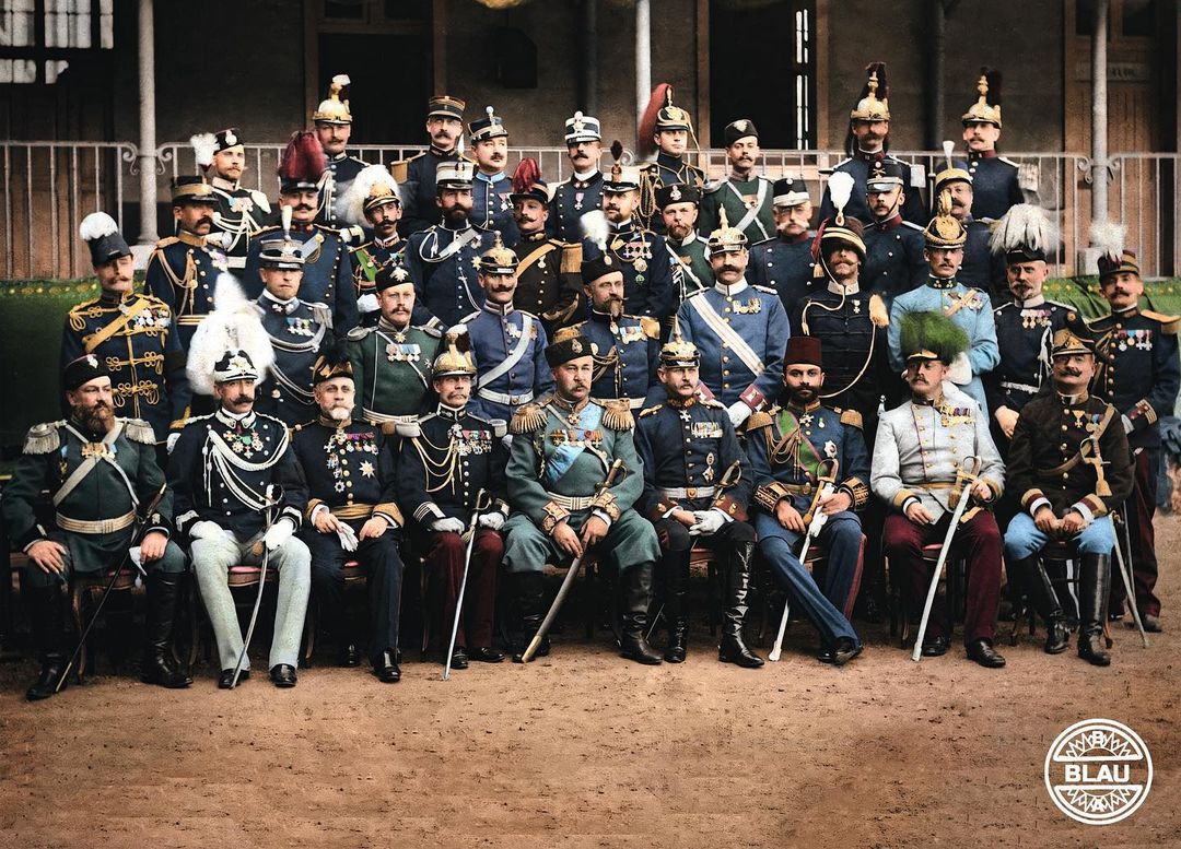 1900 yılında Chartres şehrinde düzenlenen Fransız Ordusu Askeri Manevra Tatbikatına uluslararası gözlemci olarak katılan yabancı subayların toplu fotoğrafı. (Blau Colorizations)

Paylaşımın devamında subayların uyruklarını görebilirsiniz. +