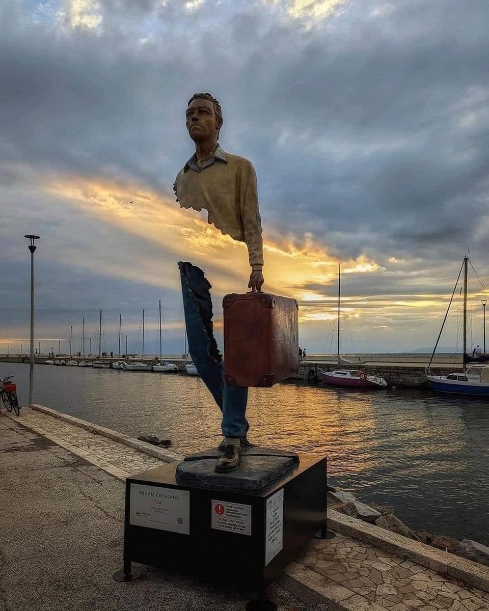 Fransız heykeltıraş Bruno Catalano tarafından yapılan 'Gezgin' heykeli; yaşamının köklerini terk etmek zorunda kalan göçmenin varlığındaki boşluğu simgeliyor.