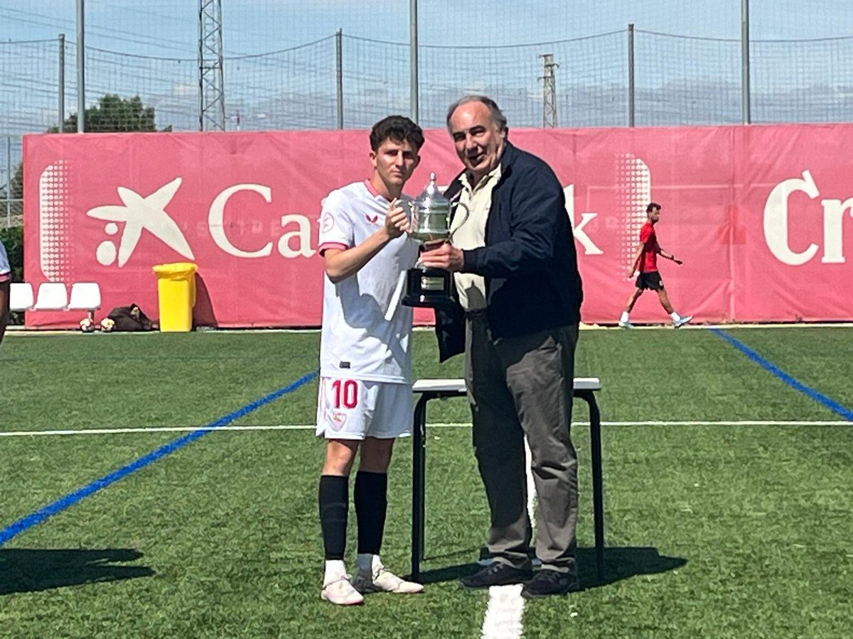 🏆 El #SevillaFCJuvA recibió el trofeo de campeón del Grupo IV de la División de Honor Juvenil en los prolegómenos del duelo frente a la UD Almería. 👏🏻⚽️

¡Enhorabuena, campeones! 😍🔝

#CanteraSevillaFC