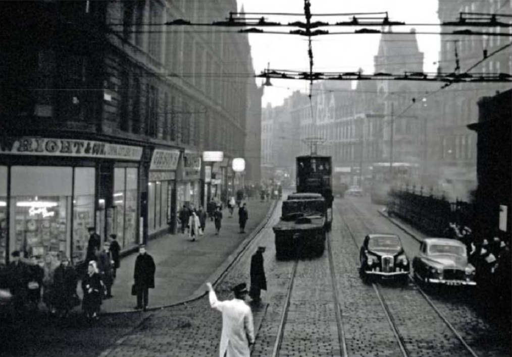 #Glasgow Cross looking west along Trongate, old GC Station on the right, 1961. (E.Times)