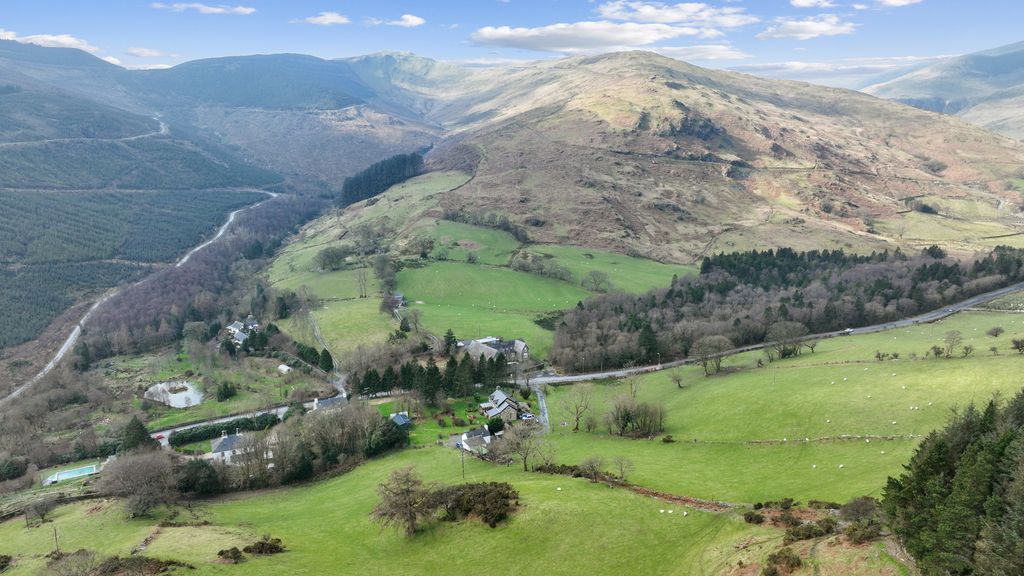 🌺 This 5-bed, 5-bath sanctuary, priced at £550,000, promises a harmonious lifestyle amidst West Wales' stunning vistas.

Schedule your viewing now!

buff.ly/3WbsniE

#FineAndCountry #FineAndCountryWestWales #NigelSalmon #WestWales #TyNewydd #UpperCorris #Machynlleth