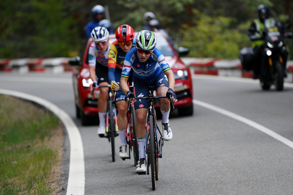 36 km to go, we're in the first climb of the day 3 riders are left from the early break: 🇦🇺 Sarah Gigante 🇳🇱 Karlijn Swinkels 🇦🇺 Brodie Chapman #UCIWWT #Lavueltafemenina ©️ Getty