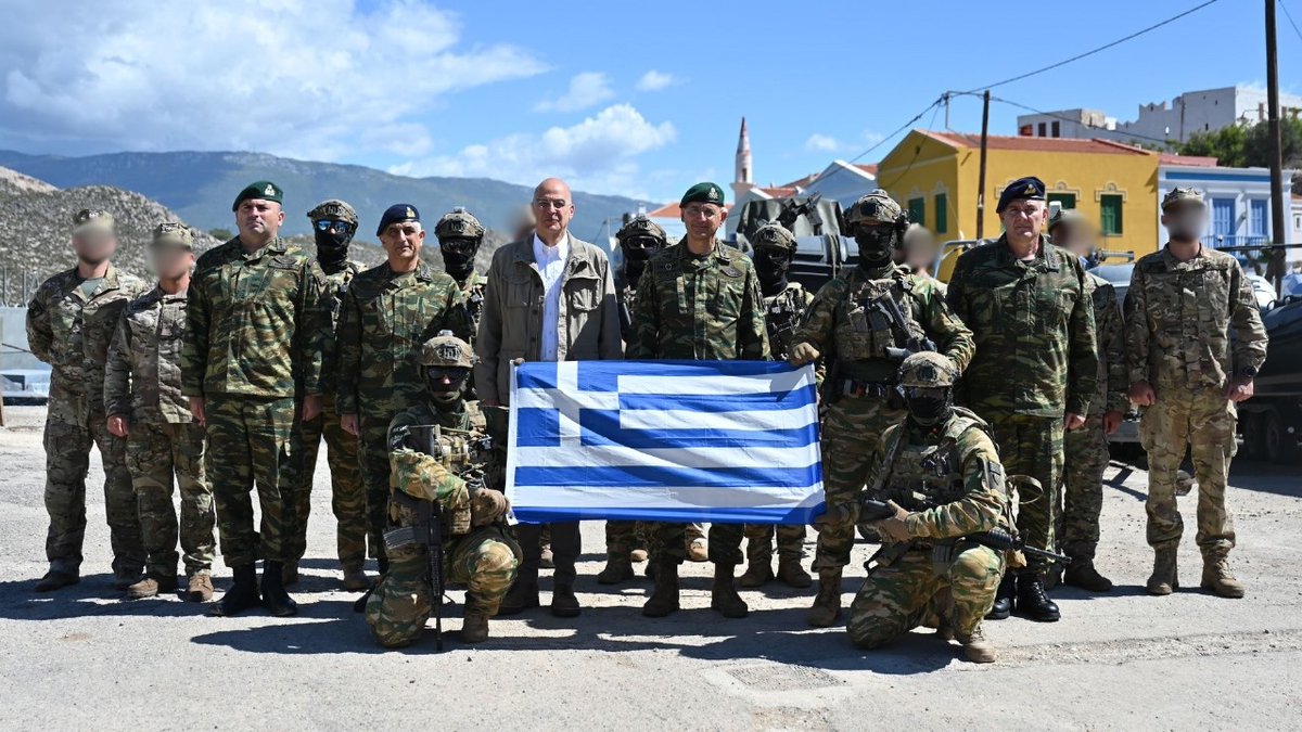 Με τον Αρχηγό ΓΕΕΘΑ Στρατηγό Δ. Χούπη, τον Δοικητή ΑΣΔΕΝ Αντιστράτηγο Εμ. Θεοδώρου και τους φρουρούς του Αιγαίου, τους άνδρες των Ειδικών Δυνάμεων του Στρατού Ξηράς και του Πολεμικού Ναυτικού, στο ακριτικό Καστελλόριζο.