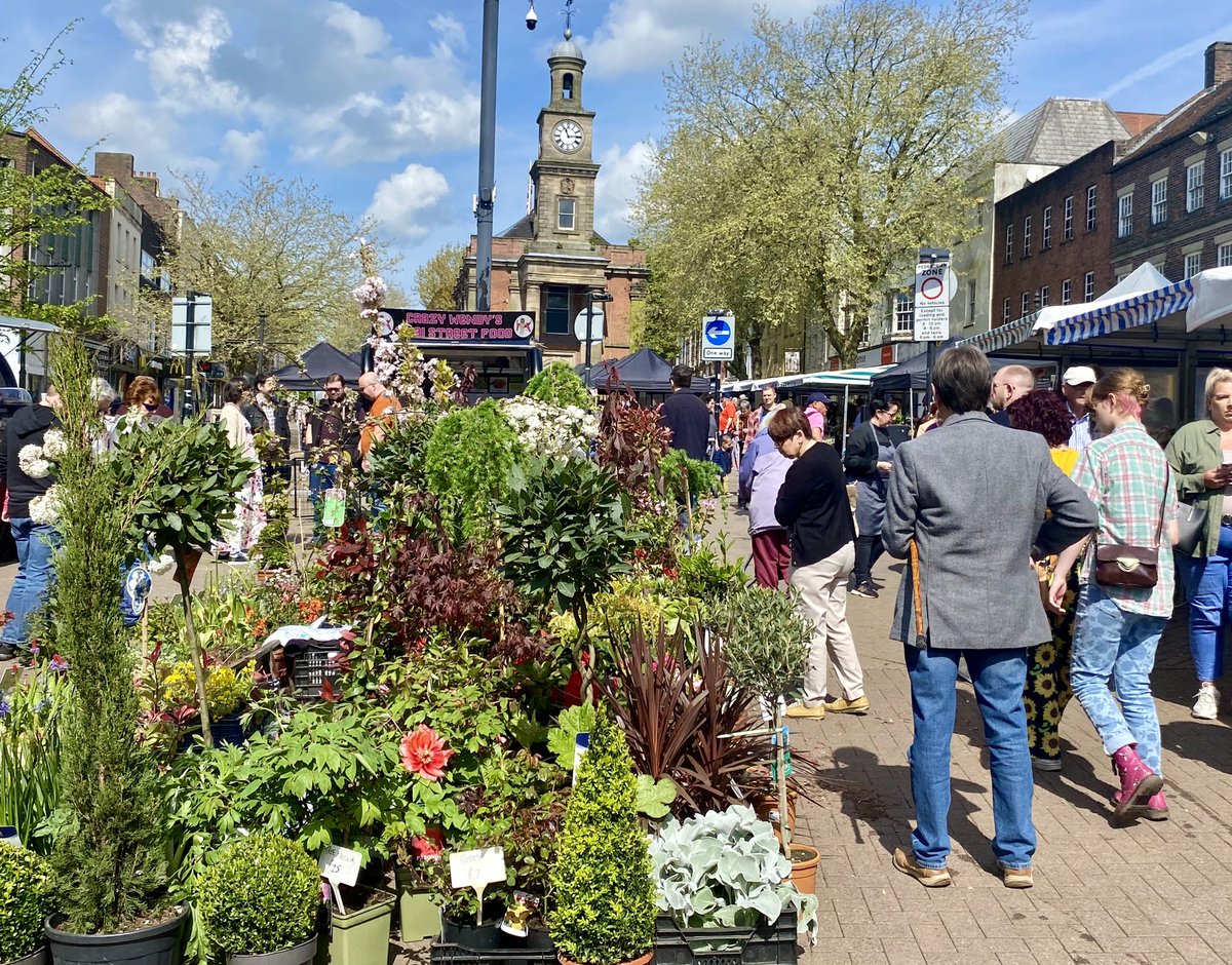 Good to see the Town Centre busy for the first ever NUL Makers Market. Open until 4pm. Come on down 🌮🍕💐