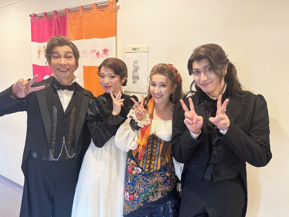 本日も #ミュージカルクロスロード ありがとうございました🎻
今日で全体公演は折り返し、東京公演は残り10公演となったらしいです
早すぎますね…🫨🫨
明日も命燃やして公演していきたいと思います！気張っていくぞー🙌

なんと東京は最後の組み合わせだった
ヤママンド、アリーシャ、バッチーニと📸